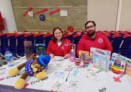 Voluntarios de Cruz Roja con los juguetes educativos.