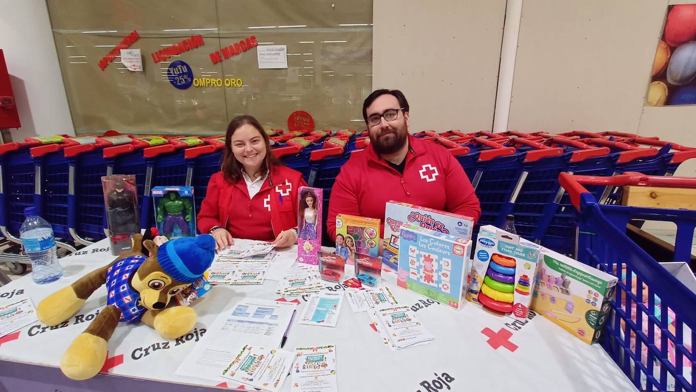 Voluntarios de Cruz Roja con los juguetes educativos.