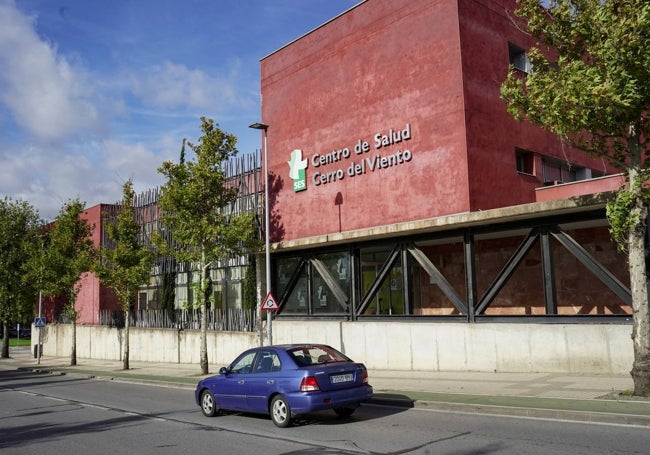 Letrero del centro de salud de Valdepasillas, con una apariencia distinta a la que marcan los estatutos del SES.