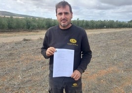 José Manuel Medina, con la sentencia que le da la razón en su parcela de cereal de Granja de Torrehermosa.