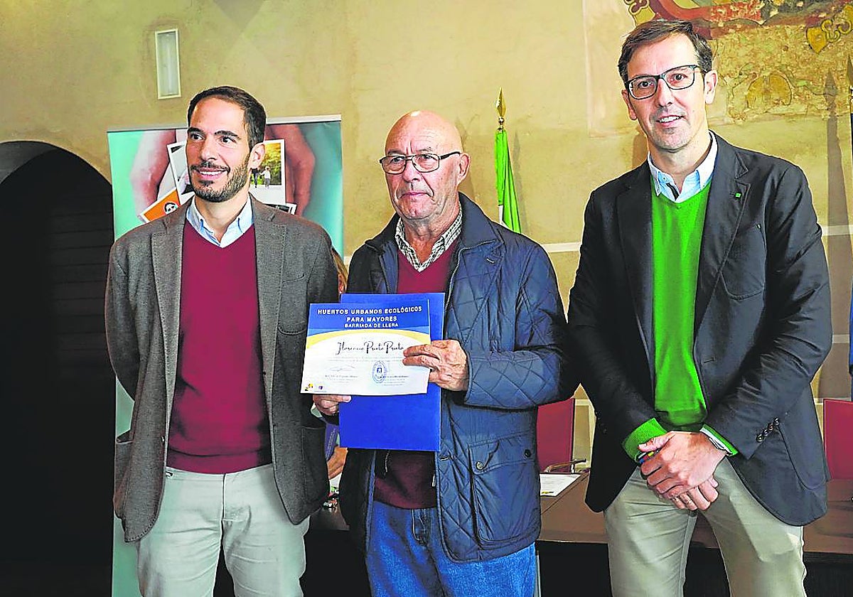 Florencio Prieto recibe la documentación de su huerto urbano.