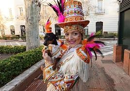 La ganadora del tercer premio del concurso de mascotas del Carnaval de Badajoz, Teresa Cortés, de la comparsa Caretos Salvavidas, con su perro Bruno.