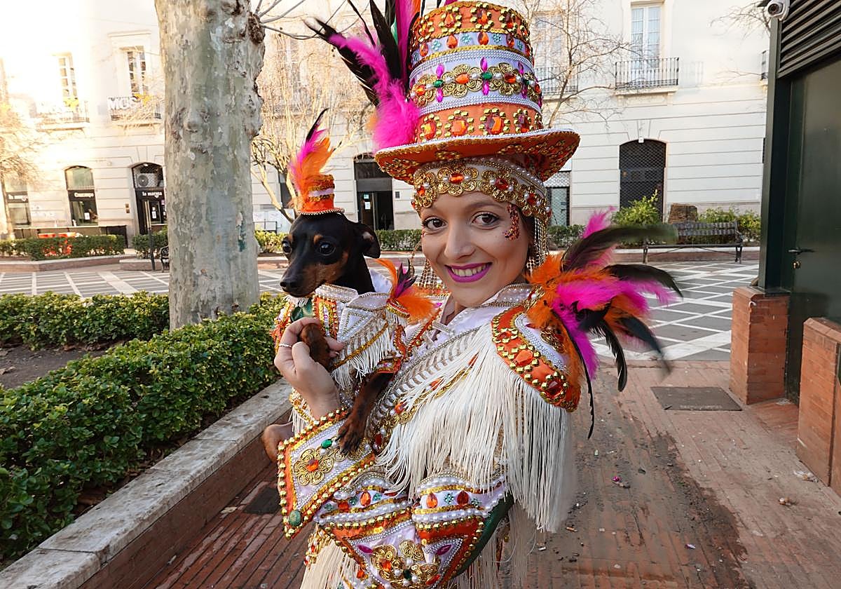 La ganadora del tercer premio del concurso de mascotas del Carnaval de Badajoz, Teresa Cortés, de la comparsa Caretos Salvavidas, con su perro Bruno.