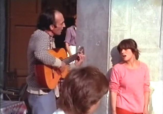 Fotograma del documental de Fernando Trueba de 1981, con Chicho cantando en la calle con su compañera sentimental y de actuaciones Rosa Jiménez
