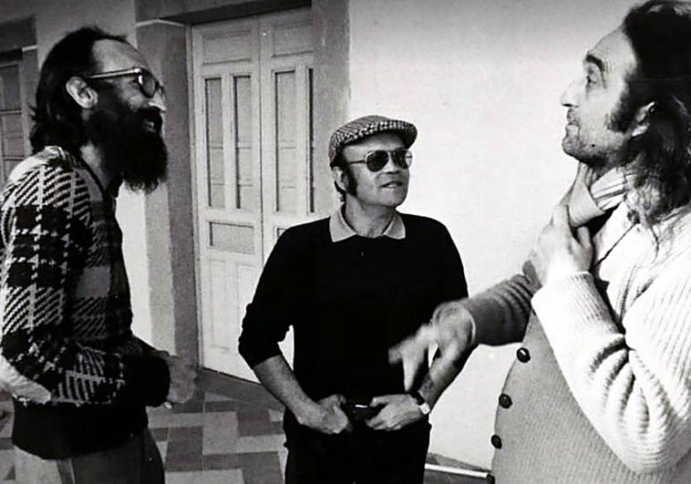 Año 1977. Los hermanos Chicho (i) y Rafael Sánchez Ferlosio (d) en su casa de Coria. En el centro está el escritor Julio Martín Casas, amigo de Chicho.