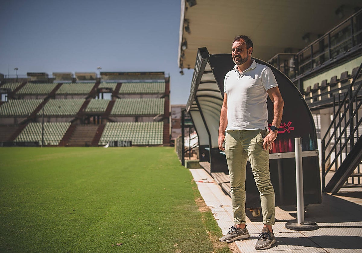 Juanma Barrero en la banda de «su» estadio Romano el curso pasado.