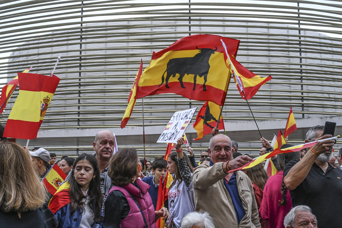 Protesta frente a la sede del PSOE de Badajoz organizada por Vox