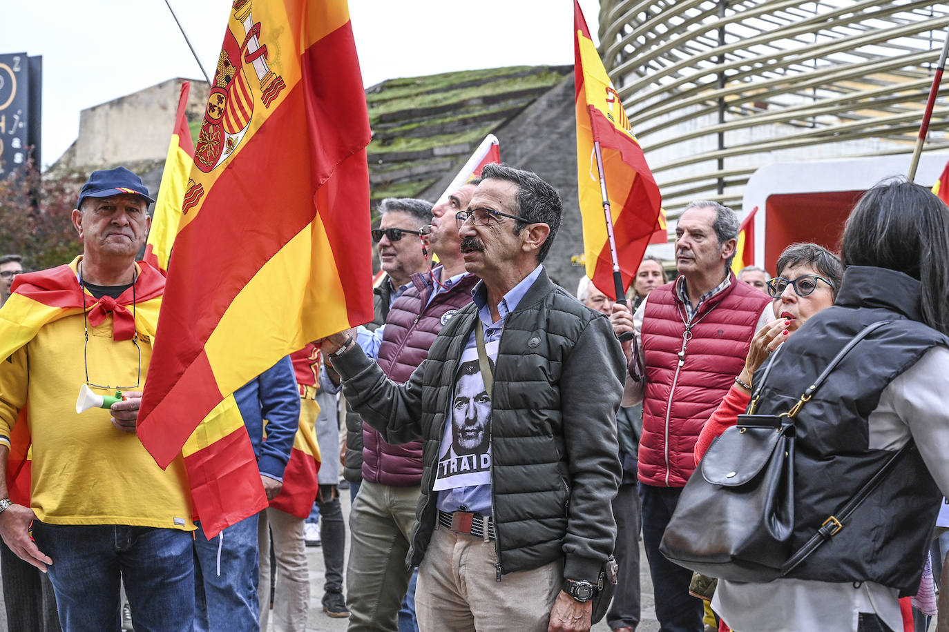 Protesta frente a la sede del PSOE de Badajoz organizada por Vox