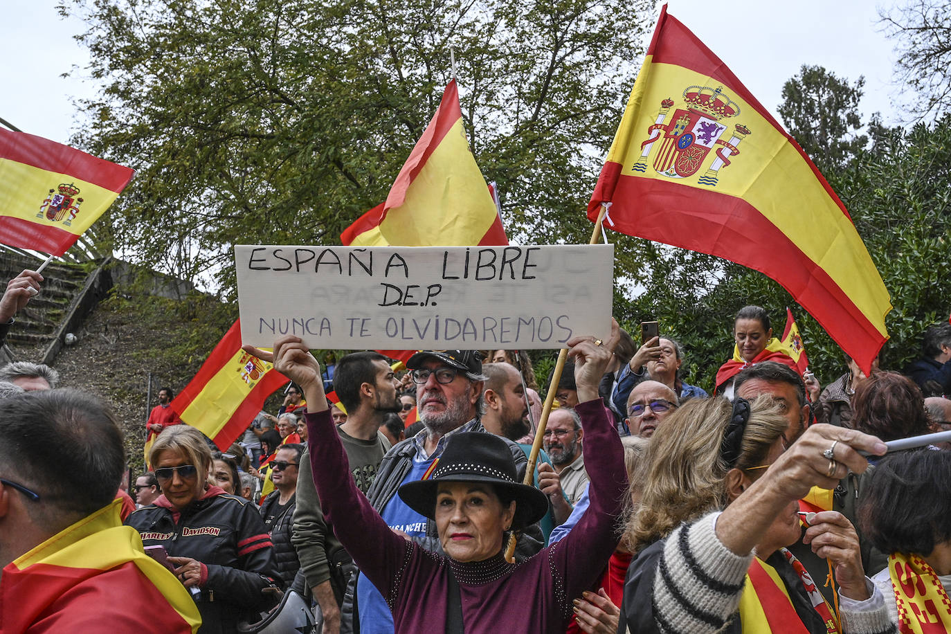 Protesta frente a la sede del PSOE de Badajoz organizada por Vox
