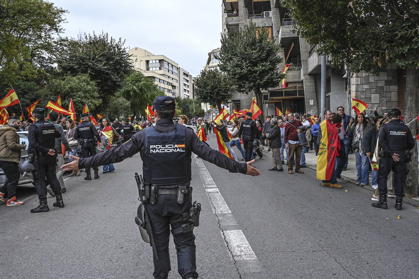 Protesta frente a la sede del PSOE de Badajoz organizada por Vox