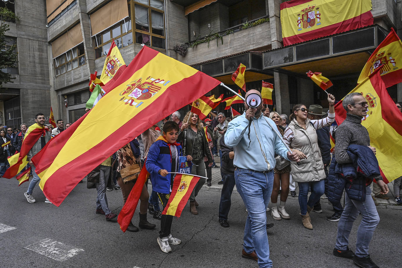 Protesta frente a la sede del PSOE de Badajoz organizada por Vox
