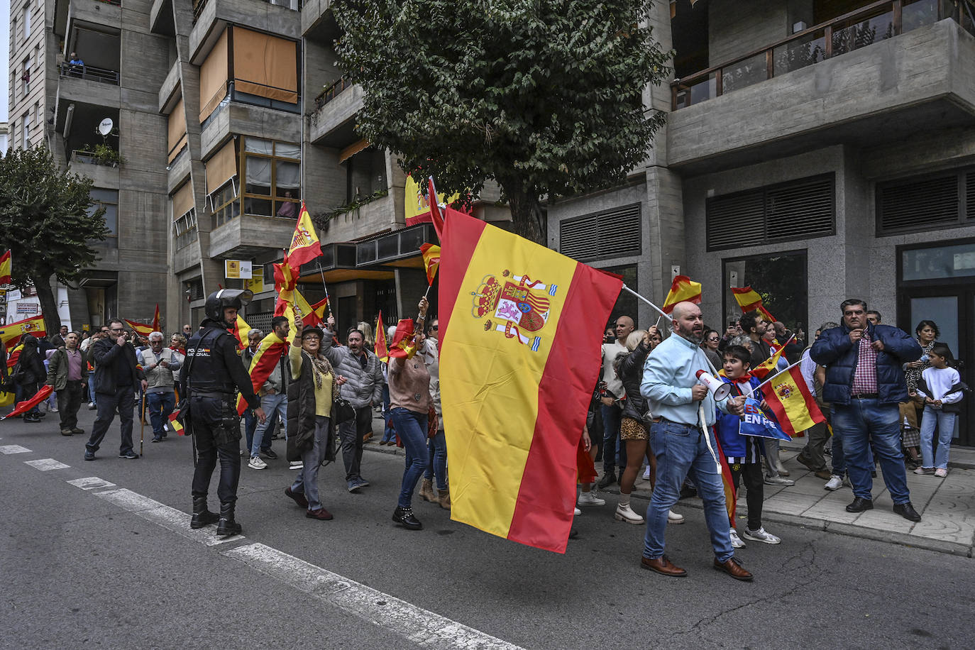 Protesta frente a la sede del PSOE de Badajoz organizada por Vox