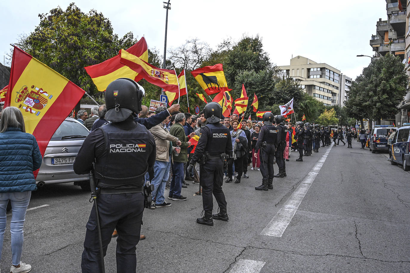 Protesta frente a la sede del PSOE de Badajoz organizada por Vox