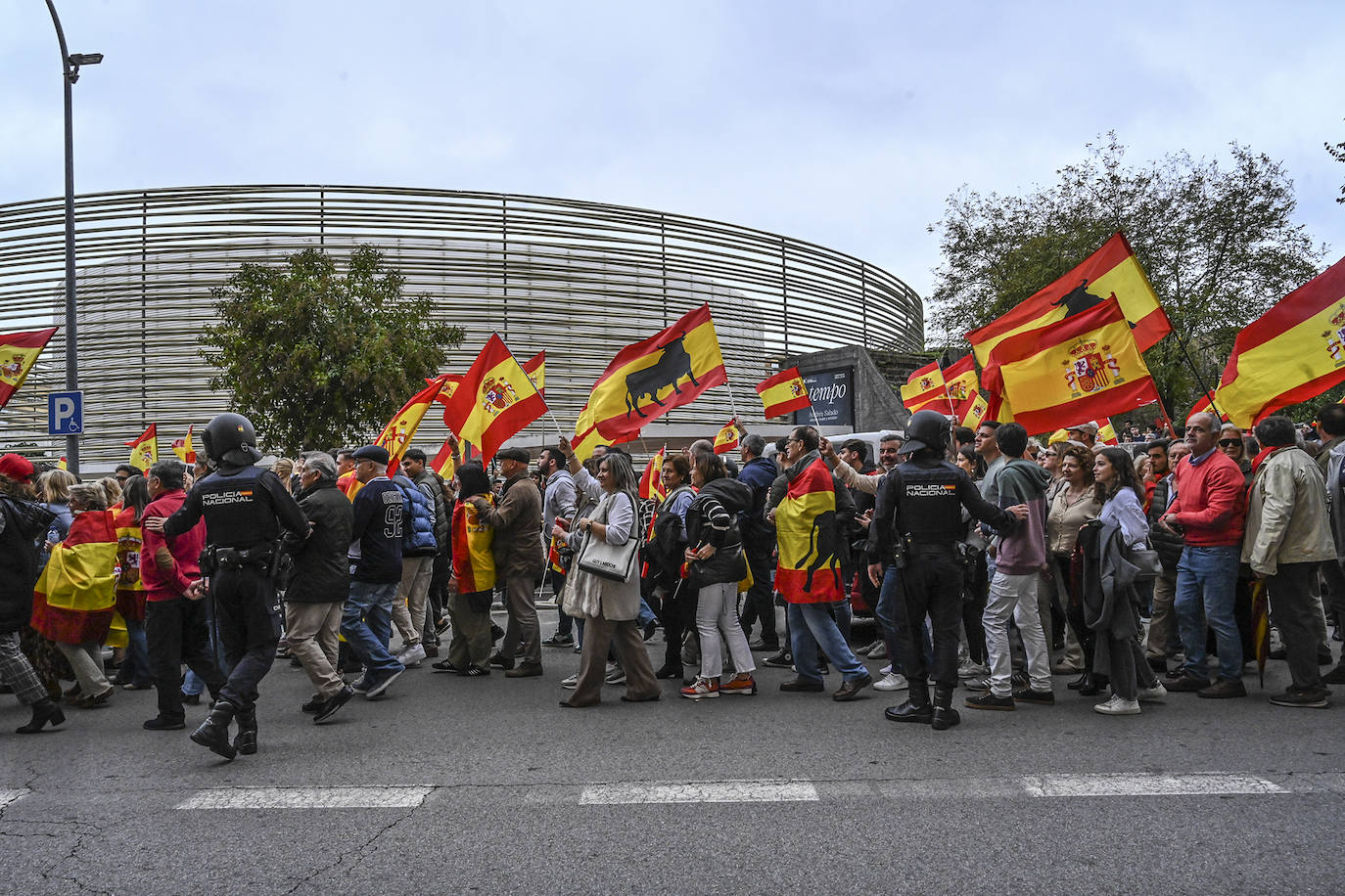 Protesta frente a la sede del PSOE de Badajoz organizada por Vox