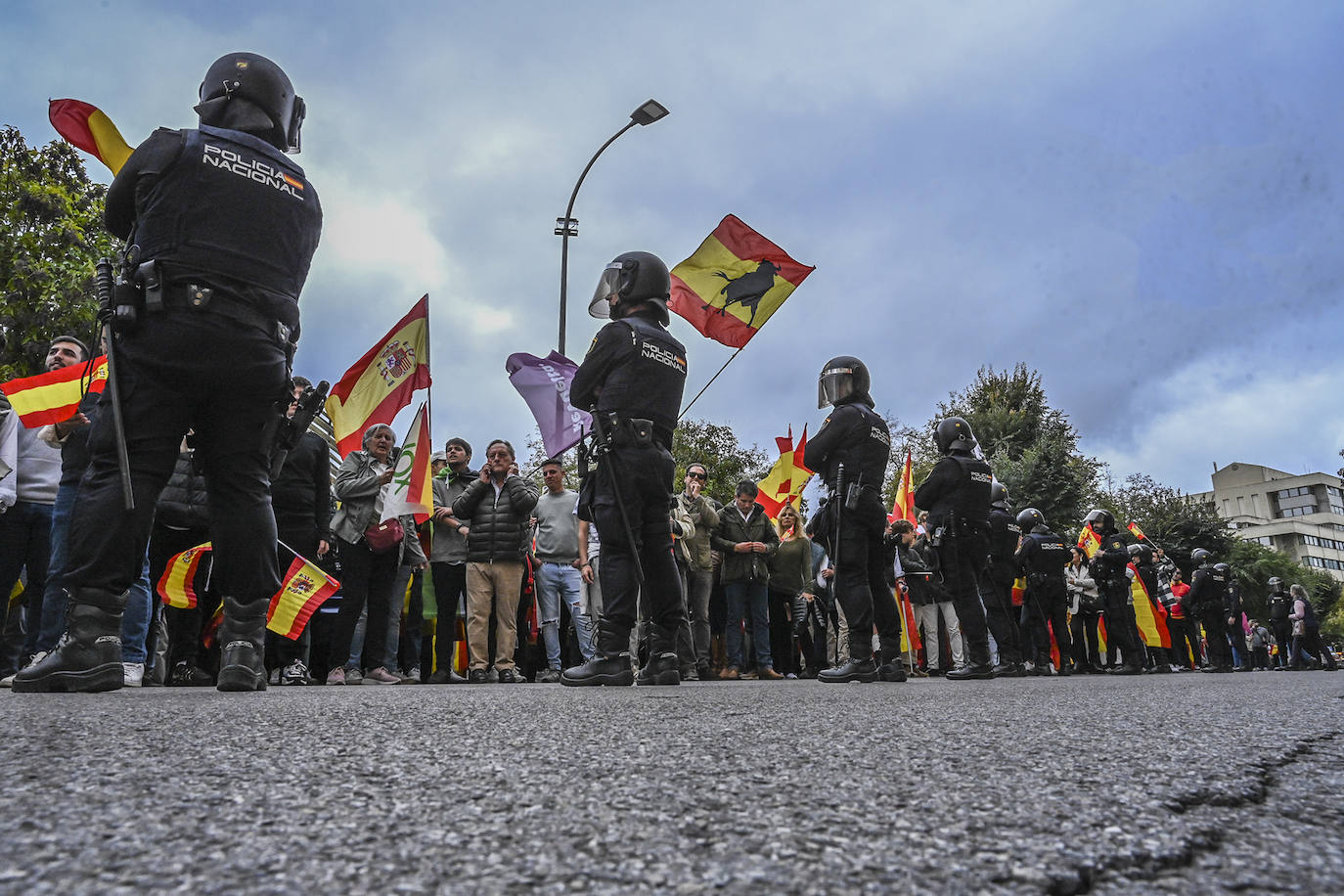 Protesta frente a la sede del PSOE de Badajoz organizada por Vox