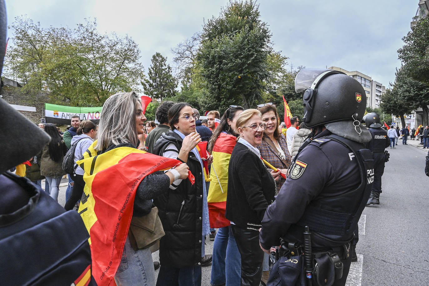 Protesta frente a la sede del PSOE de Badajoz organizada por Vox