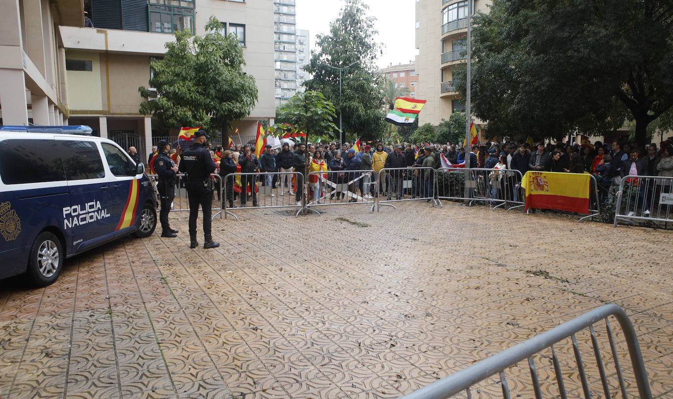 Concentración en la Plaza de Noruega de Cáceres, donde se ubica la sede del PSOE, cita convocada por Vox