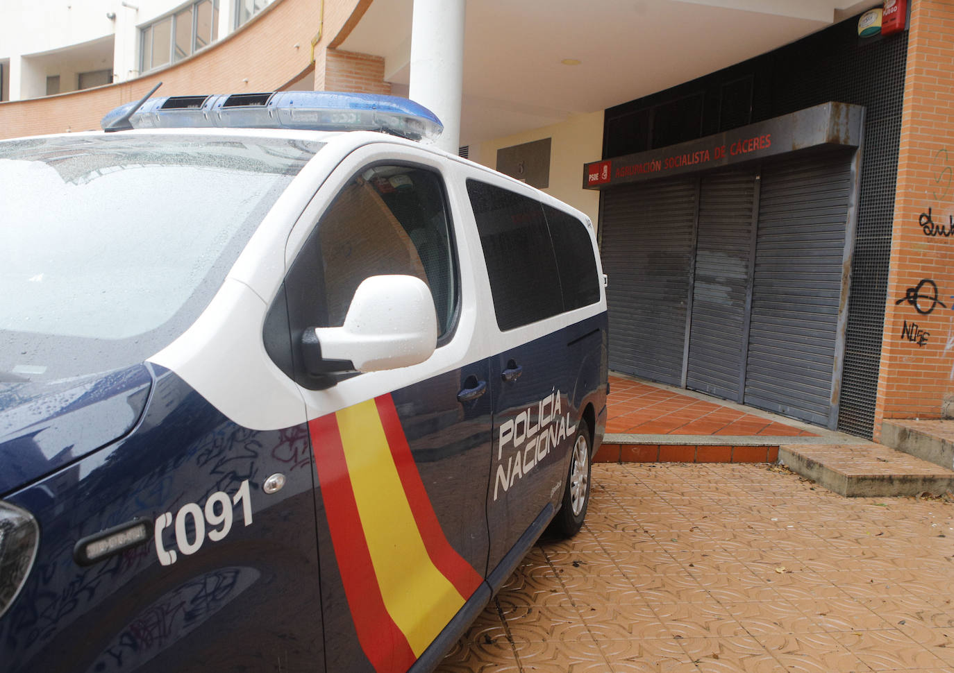 Concentración en la Plaza de Noruega de Cáceres, donde se ubica la sede del PSOE, cita convocada por Vox