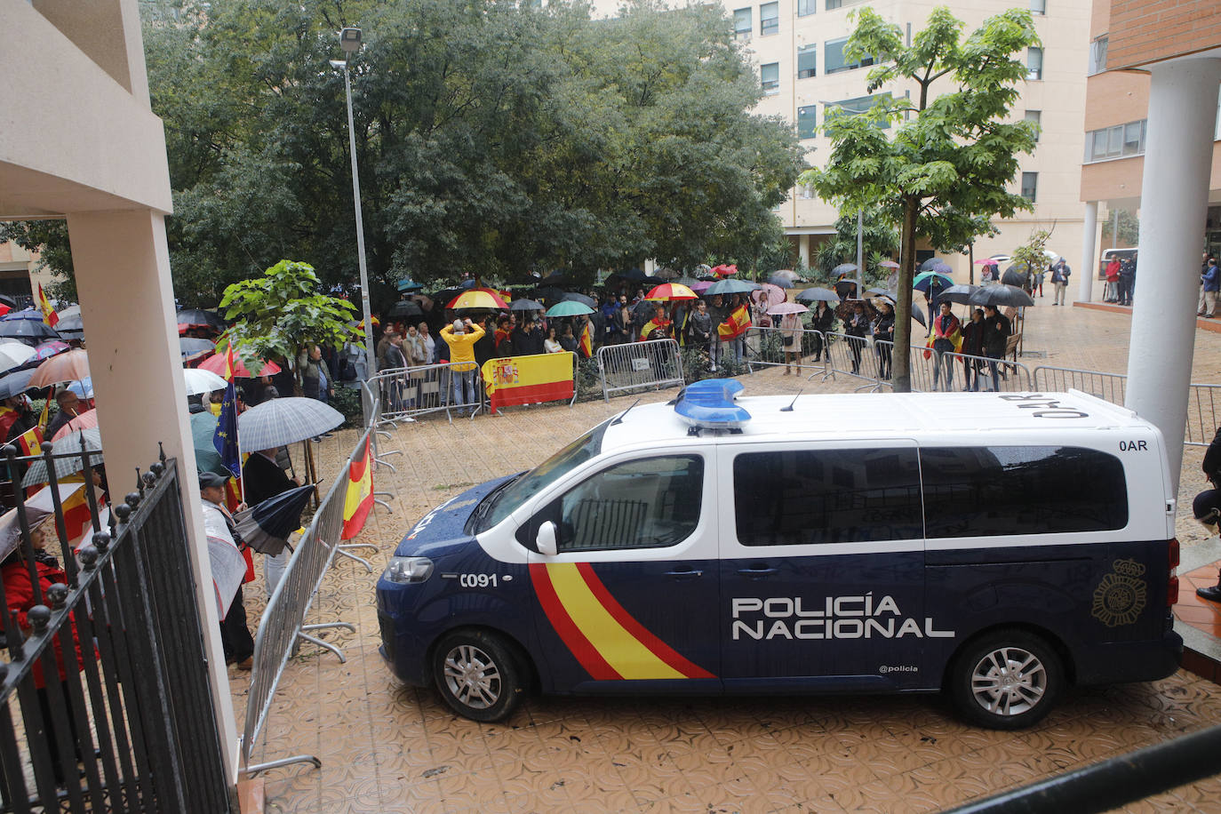 Concentración en la Plaza de Noruega de Cáceres, donde se ubica la sede del PSOE, cita convocada por Vox