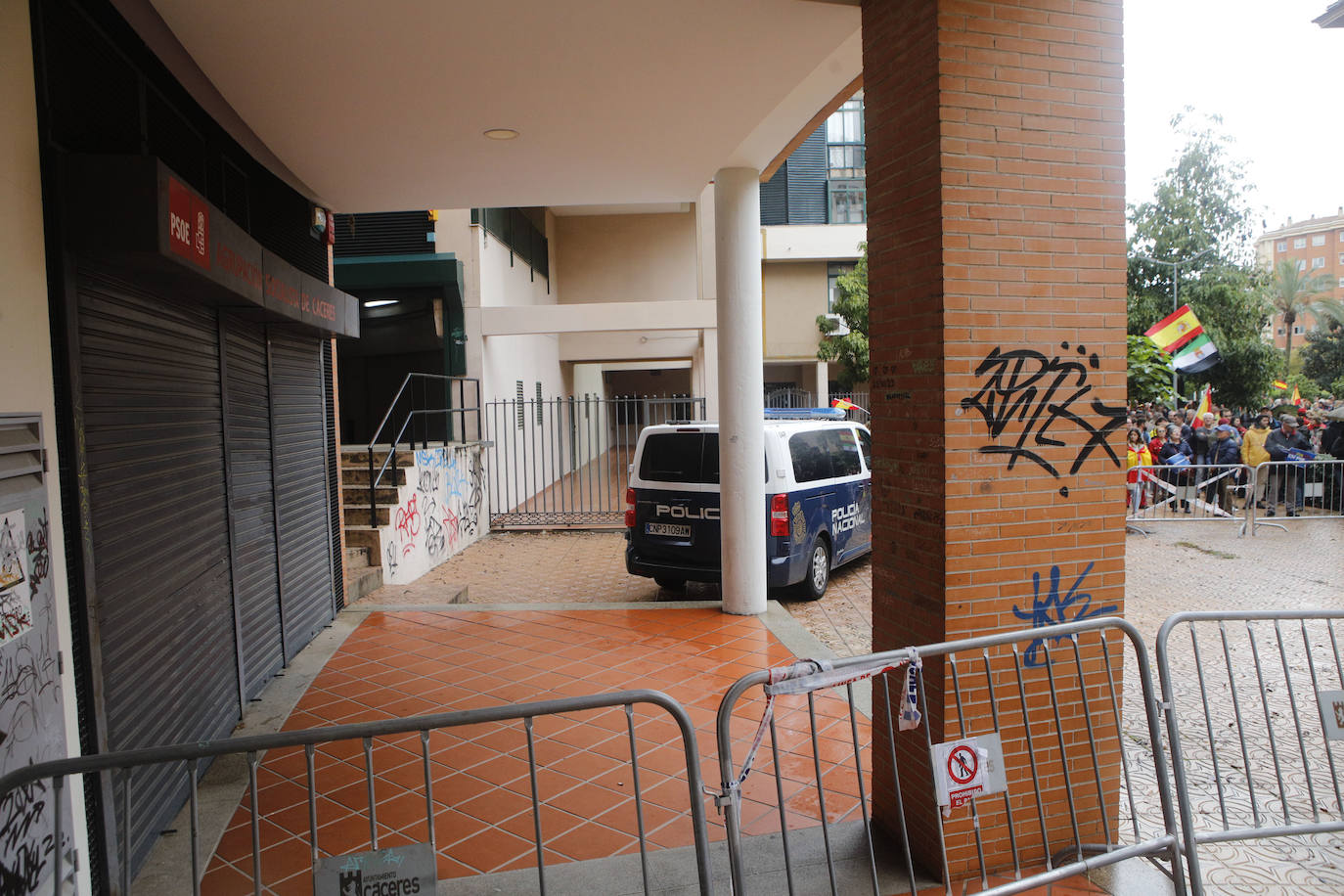 Concentración en la Plaza de Noruega de Cáceres, donde se ubica la sede del PSOE, cita convocada por Vox