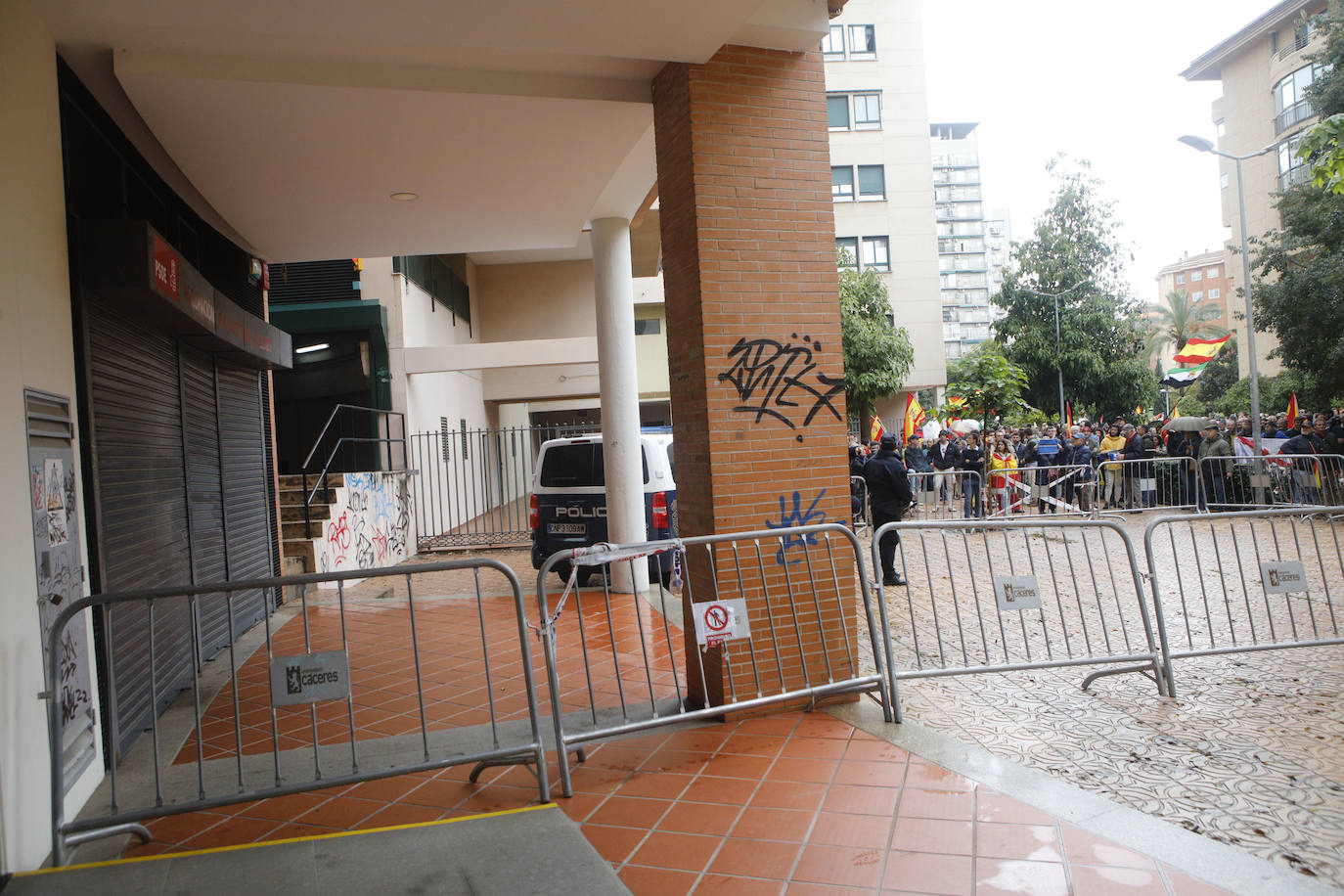 Concentración en la Plaza de Noruega de Cáceres, donde se ubica la sede del PSOE, cita convocada por Vox