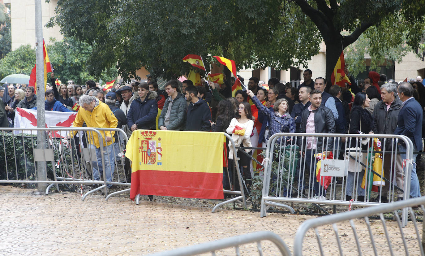 Concentración en la Plaza de Noruega de Cáceres, donde se ubica la sede del PSOE, cita convocada por Vox