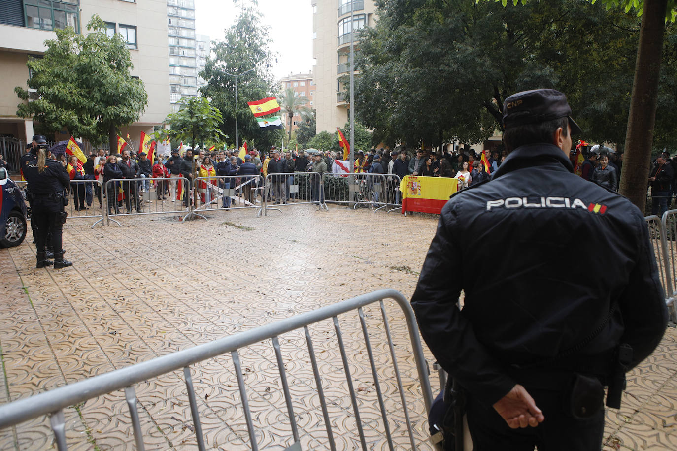 Concentración en la Plaza de Noruega de Cáceres, donde se ubica la sede del PSOE, cita convocada por Vox