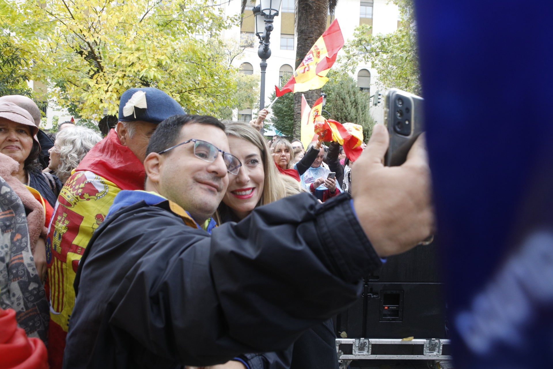 Miles de cacereños se concentran contra la amnistía pese a la lluvia