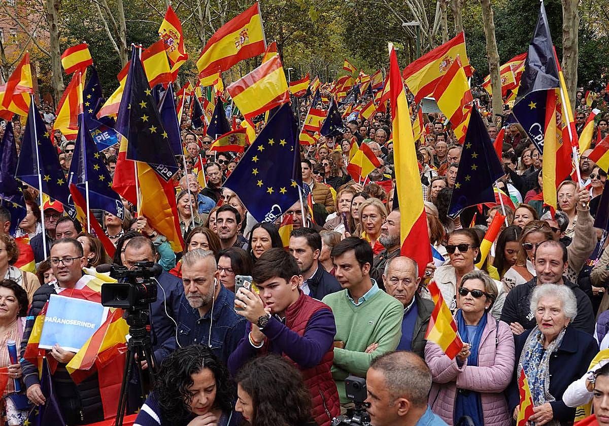Miles de extremeños salen a la calle contra la amnistía