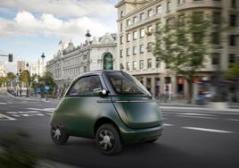 El Microlino, al que se conocía como huevo, circula por Gran Vía. POLO