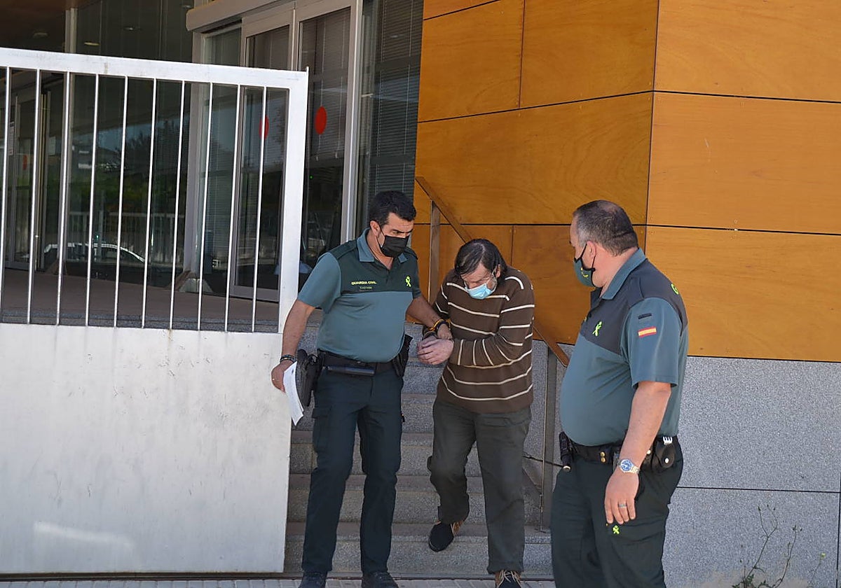 Rafael Ortiz es conducido por la Guardia Civil tras su detención.
