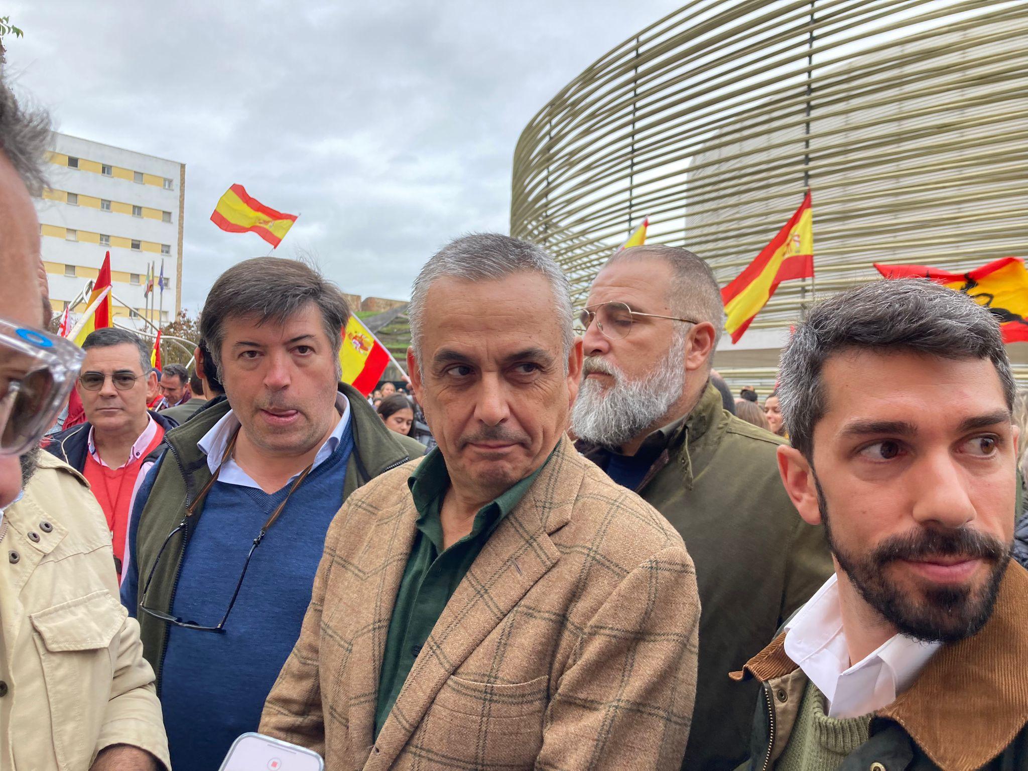 Protesta frente a la sede del PSOE de Badajoz organizada por Vox