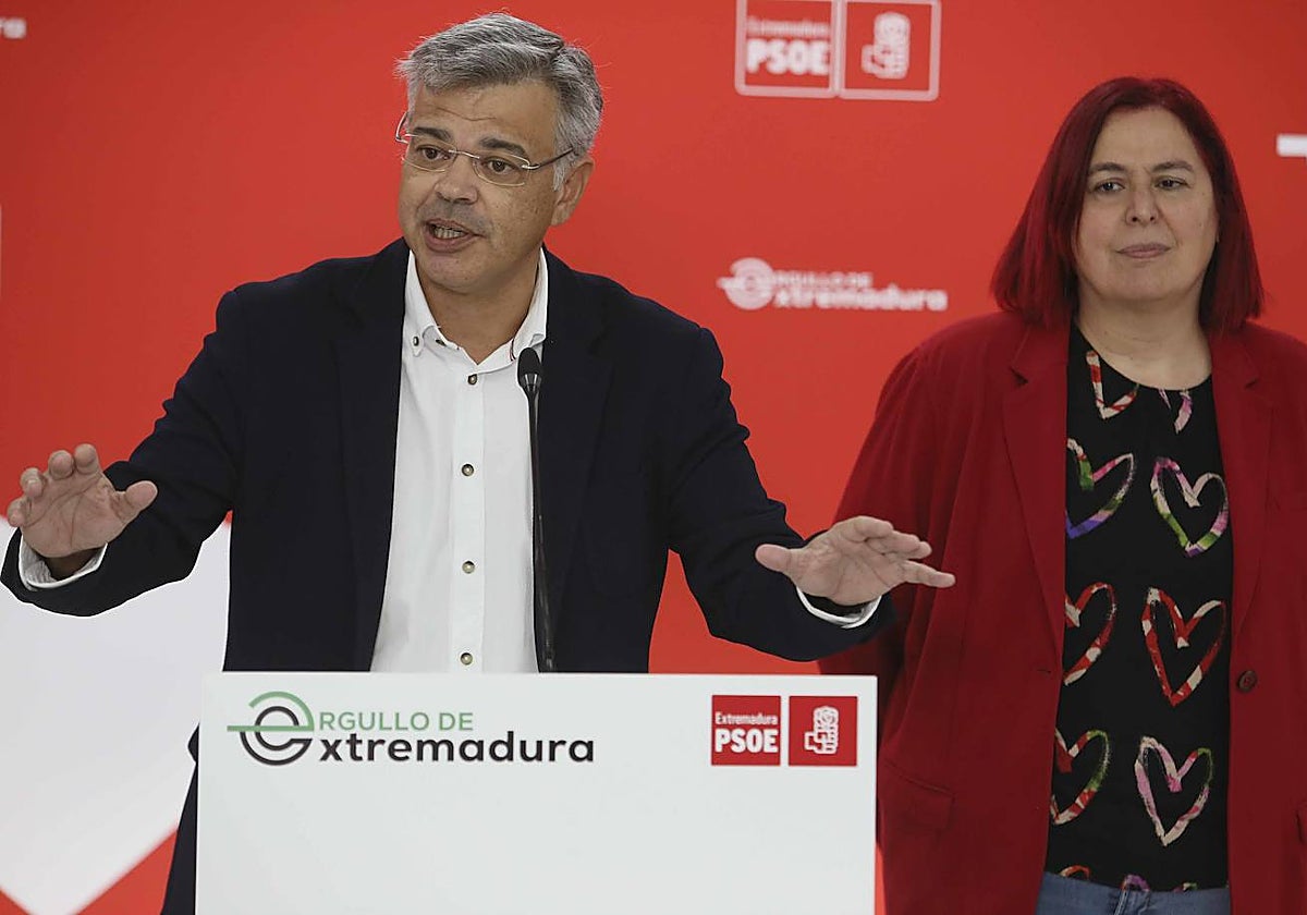 Juan Antonio González y Begoña García Bernal, este mediodía en la sede socialista regional en Mérida.