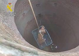 Rescatado un perro que cayó a un pozo de 10 metros de profundidad en Azuaga