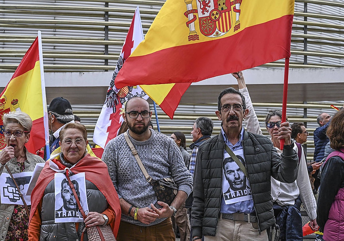 Manifestantes a las puertas de la sede provincial del PSOE en la ronda del Pilar de Badajoz este domingo.