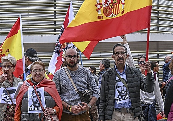 Manifestantes a las puertas de la sede provincial del PSOE en la ronda del Pilar de Badajoz este domingo.