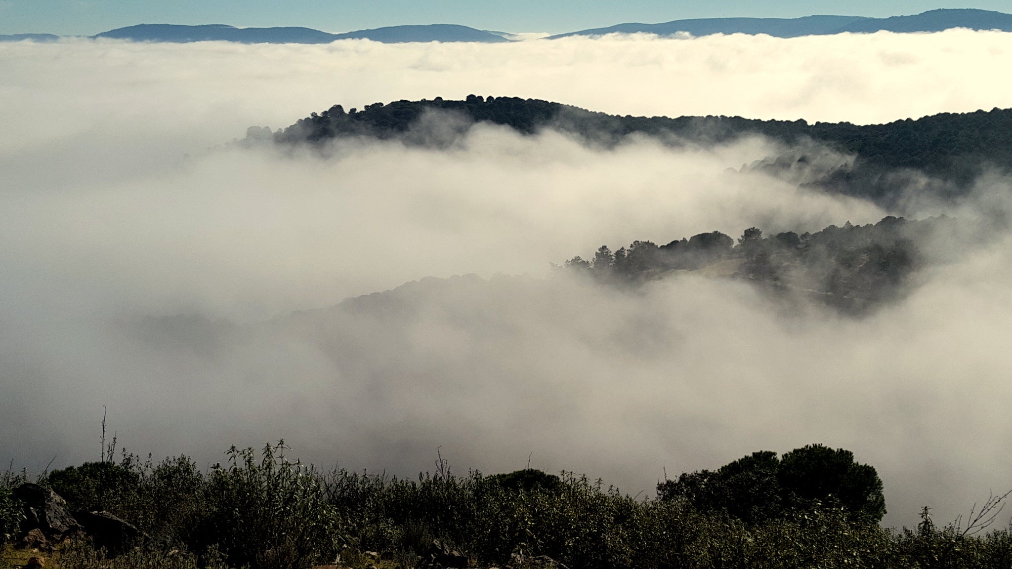 Los bancos de niebla impiden ver la localidad de Helechosa de los Montes en la Siberia extremeña.