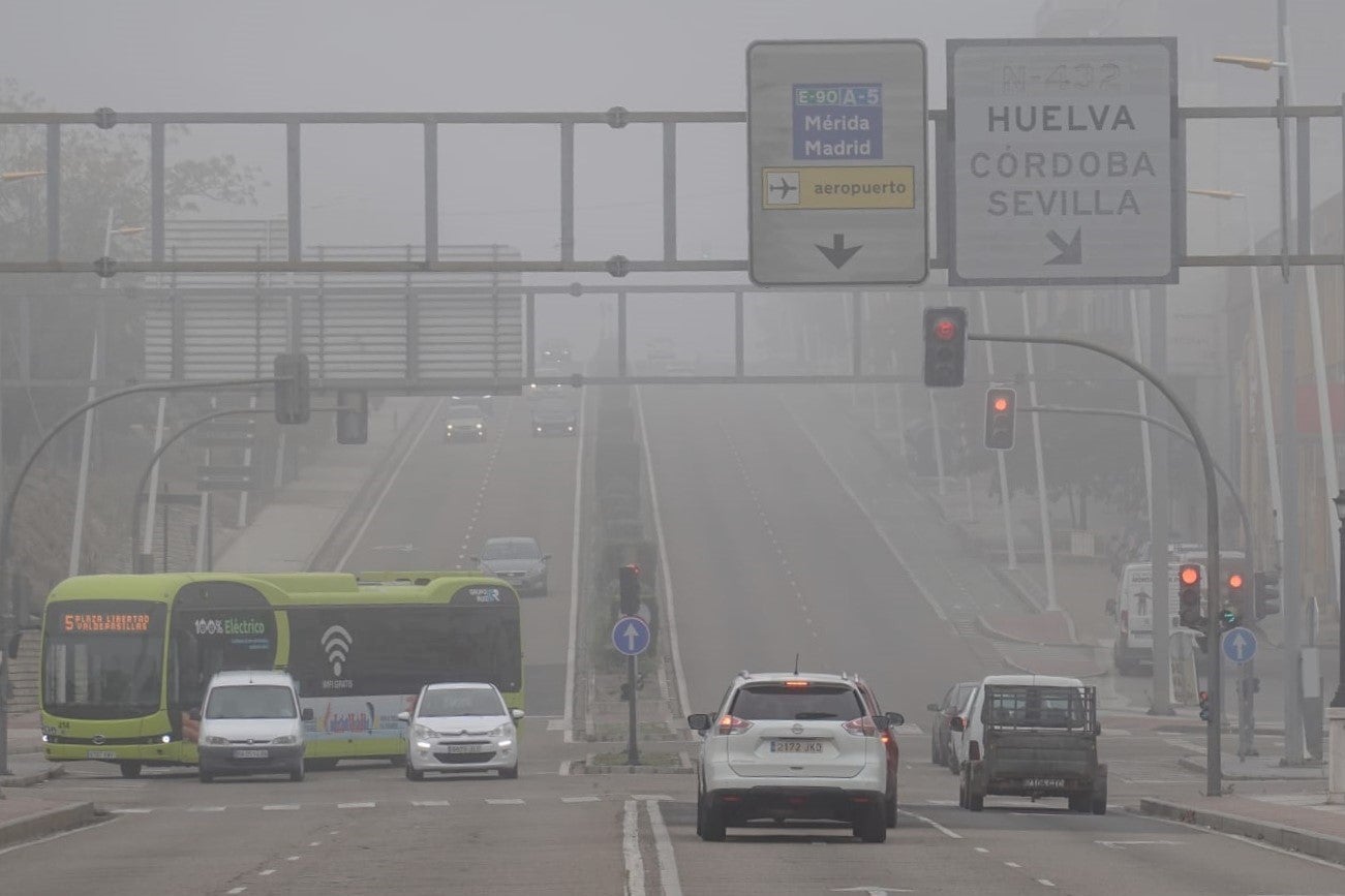 Los bancos de niebla dificultan la visibilidad en la ciudad de Badajoz.