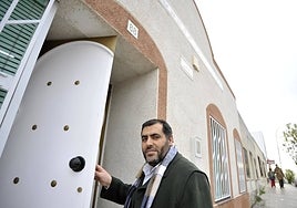 Najjar en 2008 en la puerta de la mezquita en el Gurugú.