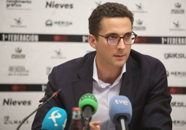 Alejandro Pérez, director general del club, en la sala de prensa del Romano.