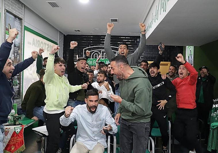 Jugadores del Villanovense celebran el el emparejamiento con el Betis.