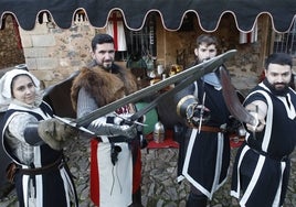 Miembros de Caballeros de Fortuna, este viernes hay duelos y combates a las 12.30 y 21.30 horas. 