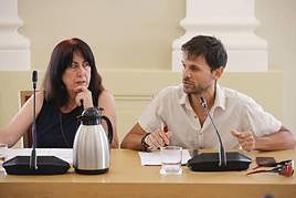 Consuelo López junto a Álvaro Jaén en un pleno municipal de Cáceres.