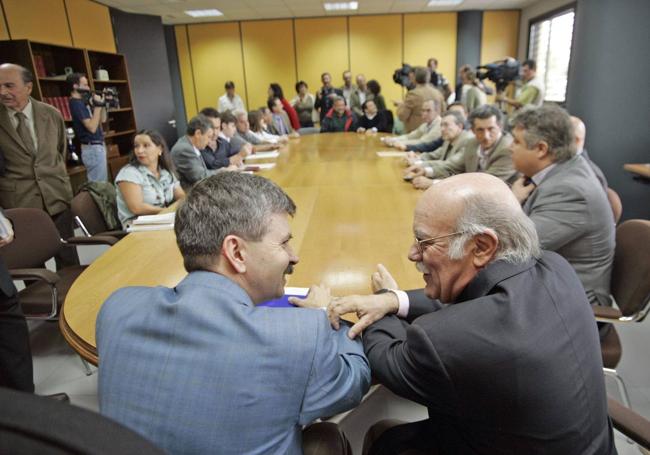 Año 2007. Miembros del Patronato del Parque Nacional durante una reunión. En primer plano, Santiago Hernández y José Luis Navarro, entonces consejero de Industria, Energía y Medio Ambiente.