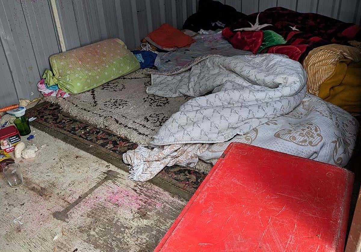 Interior del contenedor de obra en el que vivían dos trabajadores sin contrato.