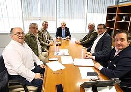 El consejero Ignacio Higuero se ha reunido este jueves en Mérida con representantes de las peñas taurinas de Extremadura.