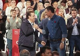 Vara y Sánchez, en una imagen de archivo de un mitin en Extremadura.