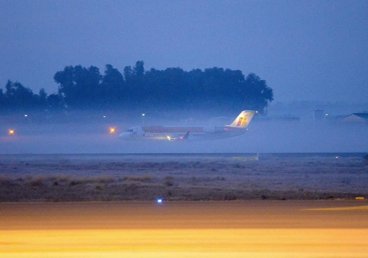 Un avión despega entre la niebla en el aeropuerto de Badajoz.