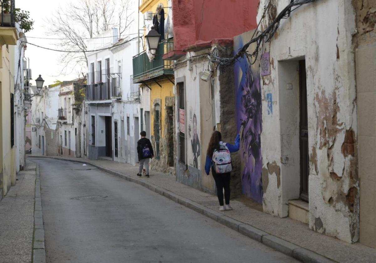 Niños caminan solos por el Casco Antiguo en la tarde de ayer.