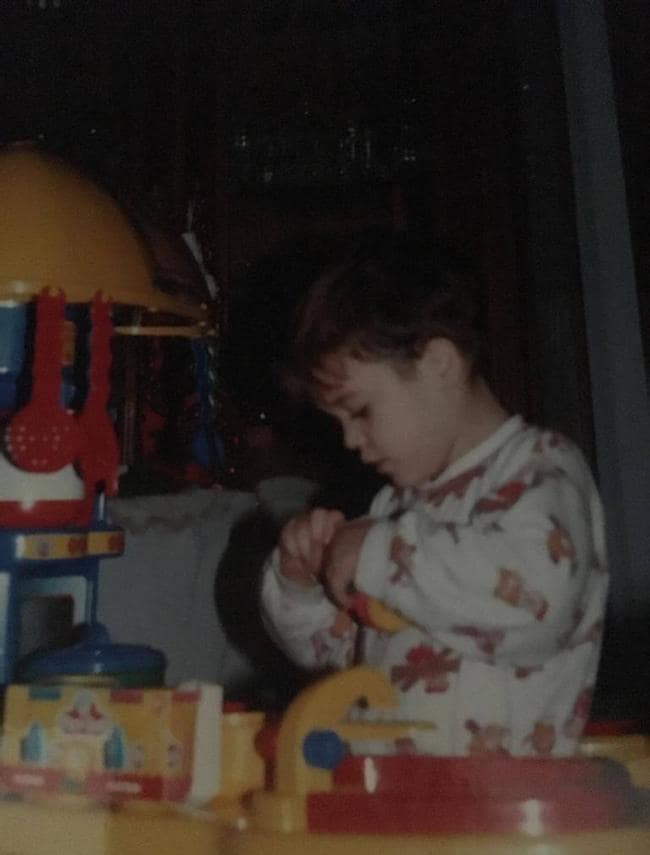 Álvaro con tres años en su primera cocina de juguete.